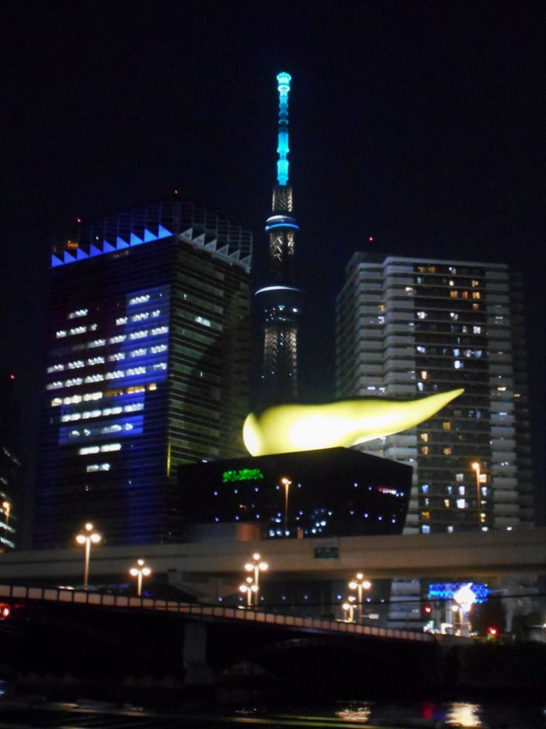 東京スカイツリーとアサヒグループ本社ビルのライトアップの画像。