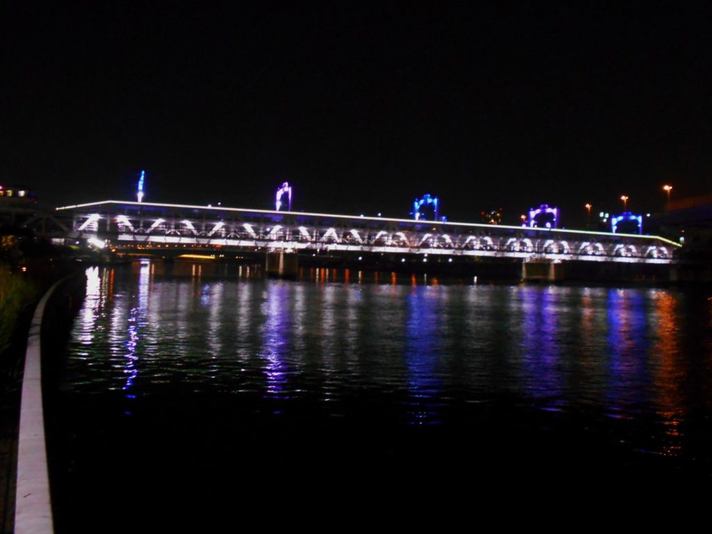 東武鉄道隅田川橋梁のライトアップ画像。