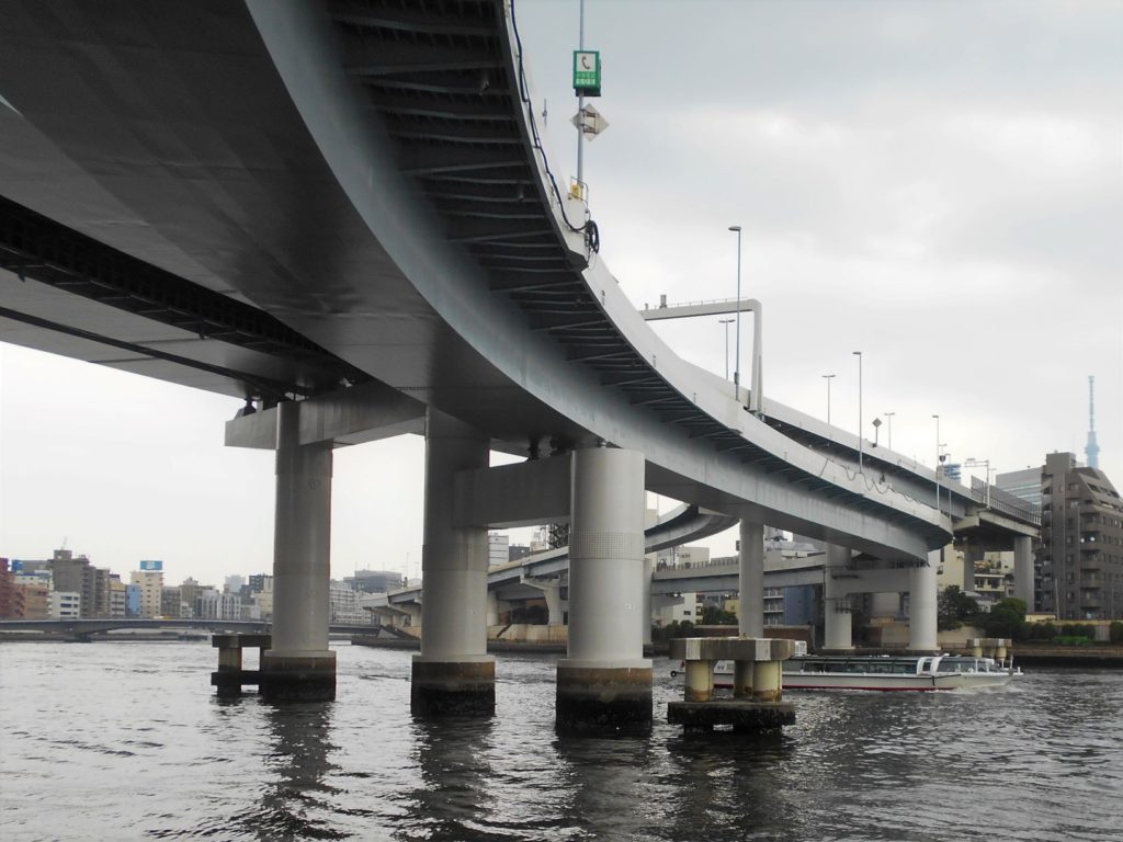 首都高速両国橋を水上バスが通る画像。