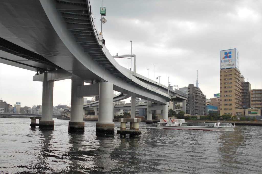 首都高速両国大橋をくぐる水上バスの画像。
