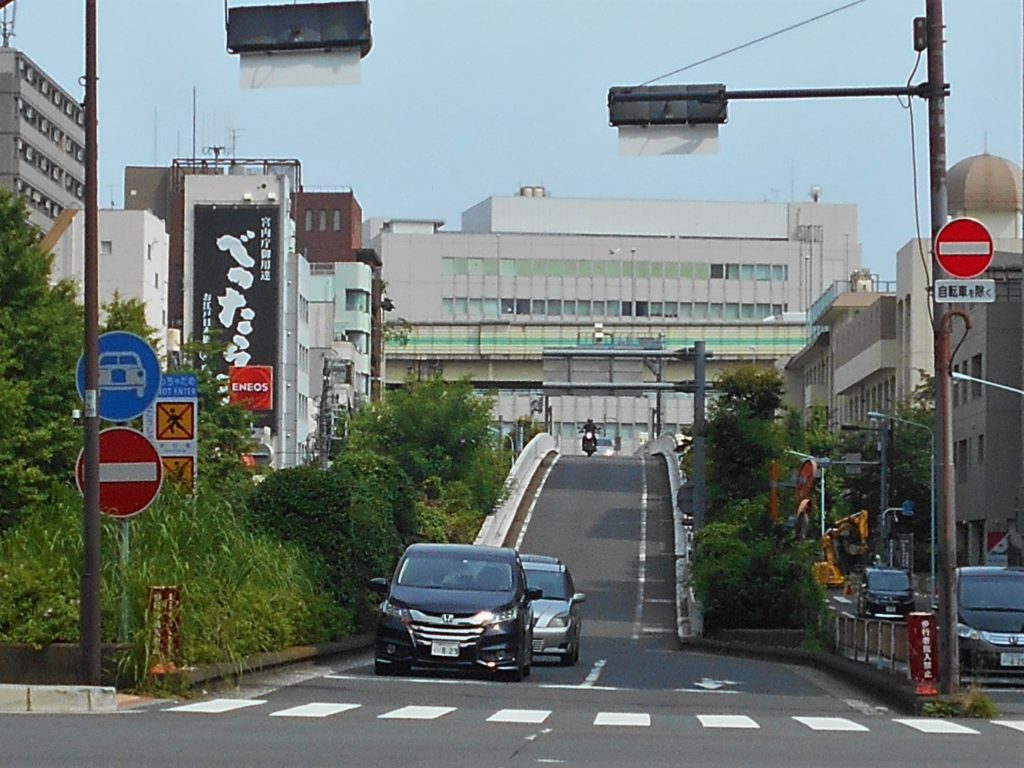 首都高速浜町出口の画像。