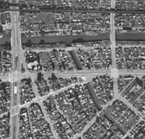 昭和21年撮影の大和橋周辺の航空写真（国土地理院Webサイトより）の画像。