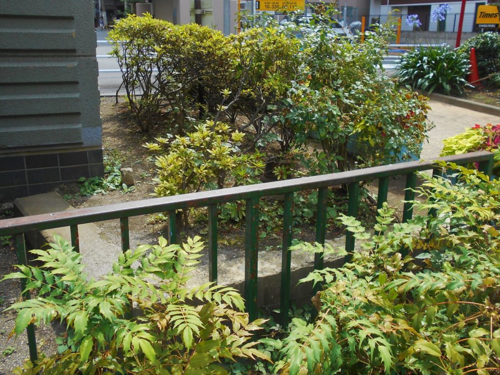 久松児童公園入口にある遺構の画像。