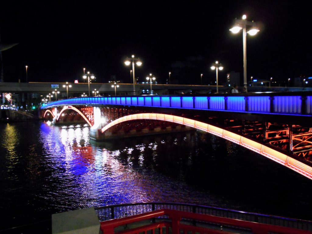ライトアップされた吾妻橋の画像。