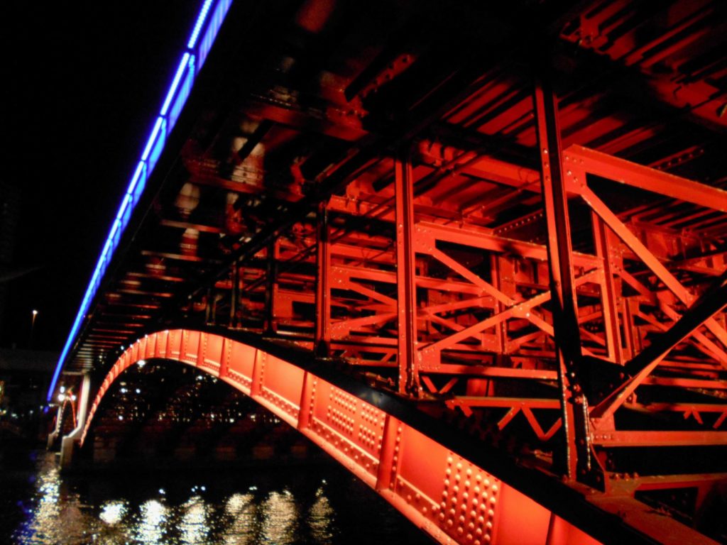 ライトアップされた吾妻橋の画像。