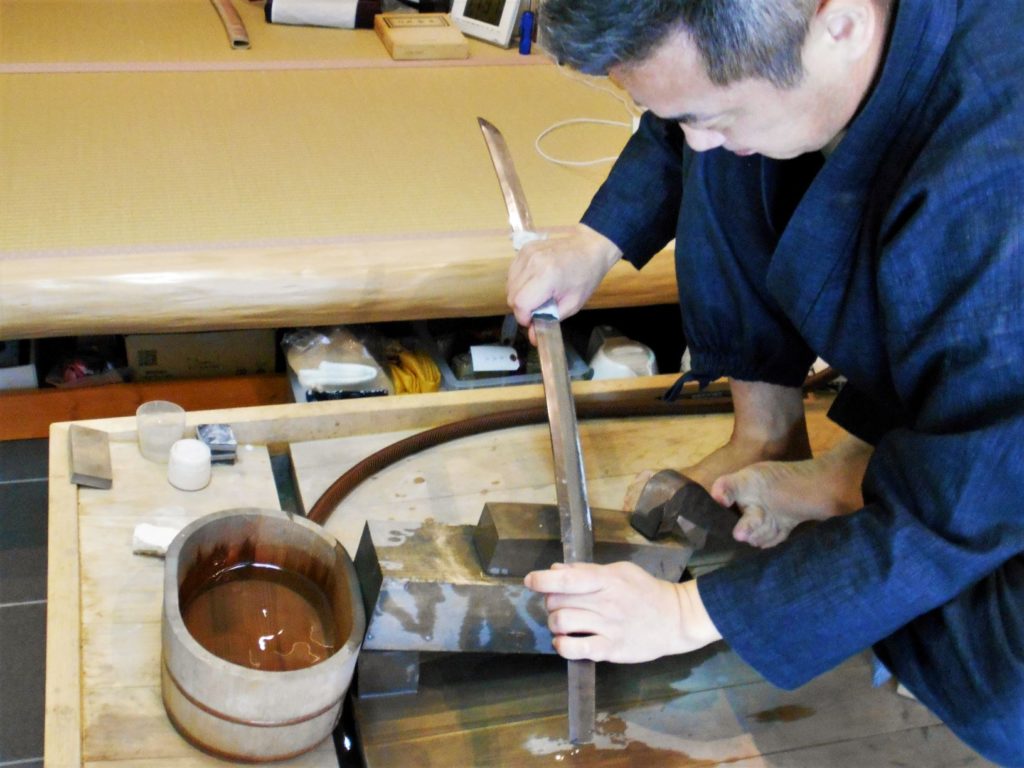 日本刀を研磨する長岡さんの画像。