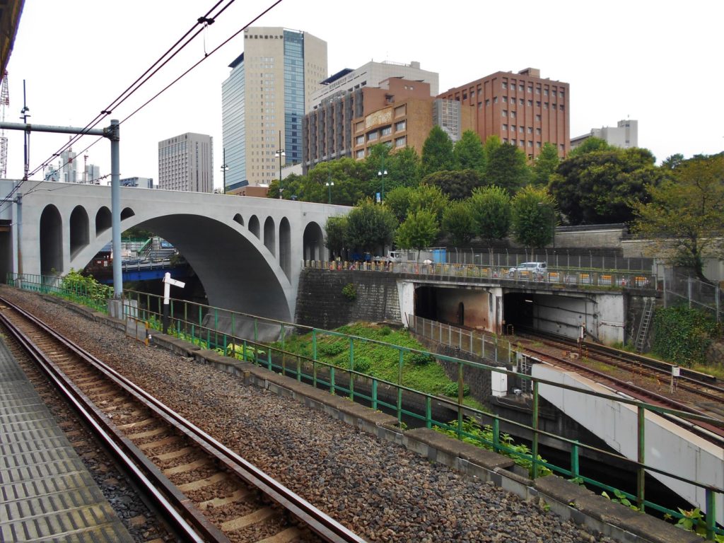 聖橋と地下鉄丸ノ内線の画像。