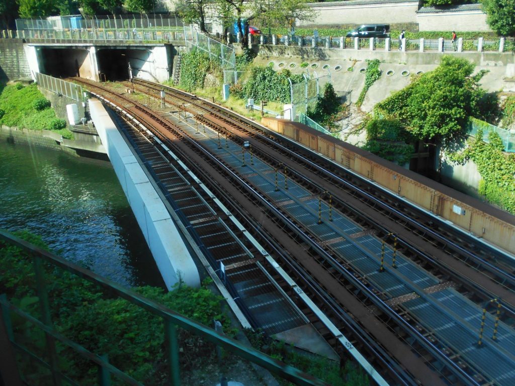 地下鉄丸ノ内線神田川橋梁の画像。
