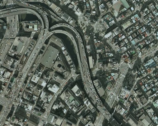ビル群猗に埋もれる鎧橋（昭和54年撮影空中写真（CKT794-C118-8）〔部分〕）の画像。