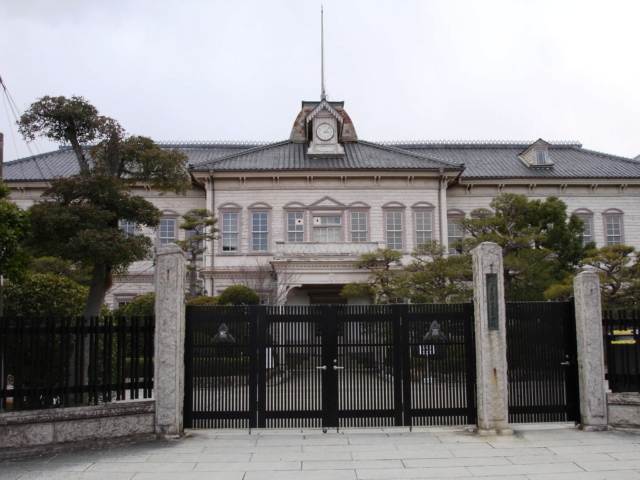 岡山県立津山高校（Wikipediaより20210317ダウンロード、Wikipedia「津山高校」記事作成者撮影）の画像。