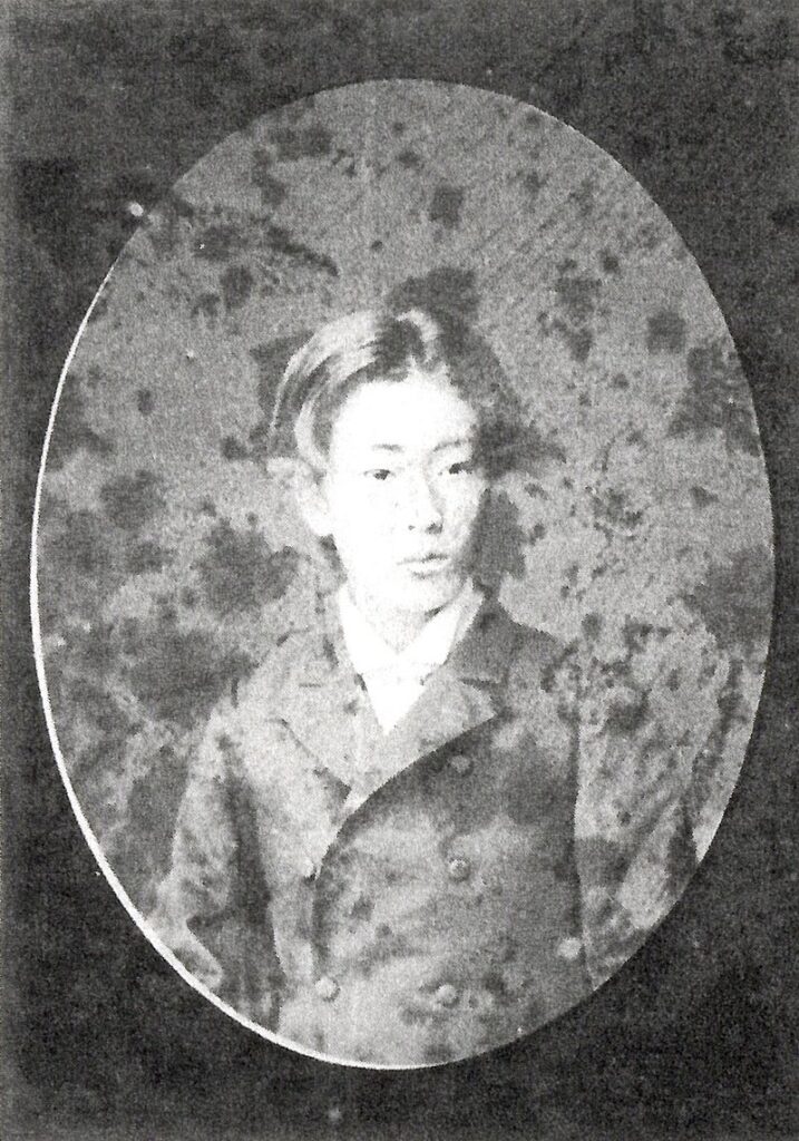 出羽上山藩主松平信安の肖像写真（Wikipediaより20210508ダウンロード）の画像。