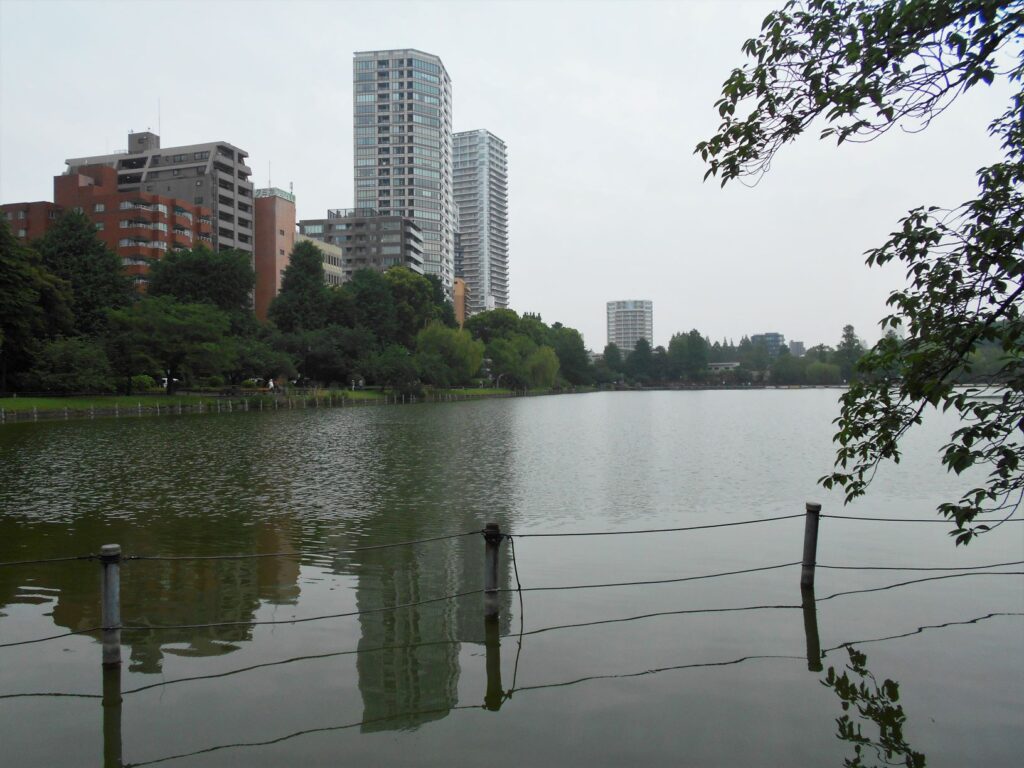 不忍池から見た喜連川藩江戸屋敷跡地の画像。