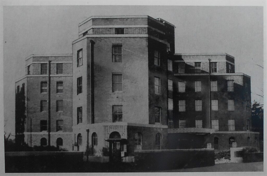 設立当時の東京女子医科専門学校病院（東京女子薬科大学設置案内板より）の画像。