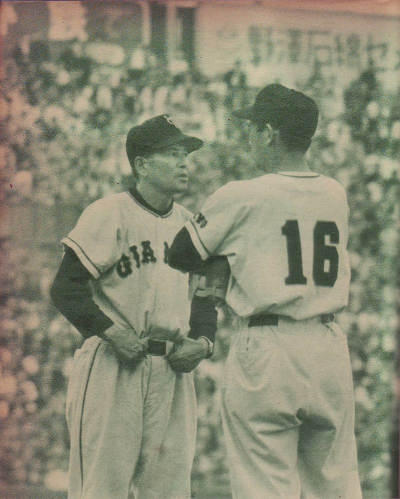 「川上哲治とマウンドで話す水原茂監督」（『野球界』1956年8月号（博友社、1956）、Wikipediaより20210804ダウンロード）の画像。