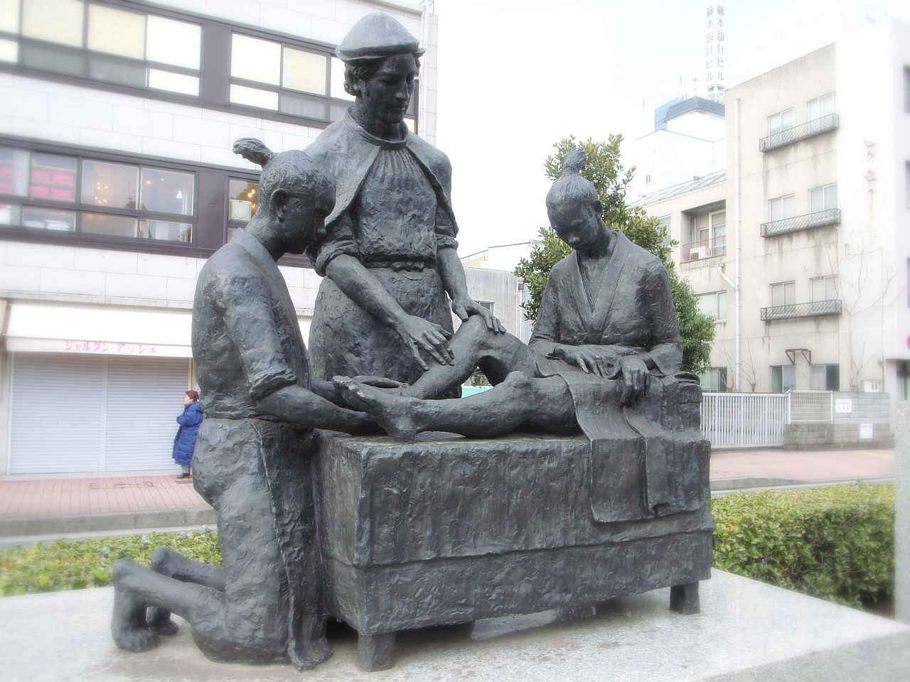 ルイス・デ・アルメイダ（中央）〔西洋医術発祥記念像（大分県大分市）撮影者：OitaKiseichu、Wikipediaより20210828ダウンロード）の画像。