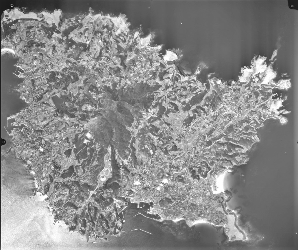 宇久島、平成13年（2001）撮影空中写真（国土地理院Webサイトより） の画像。