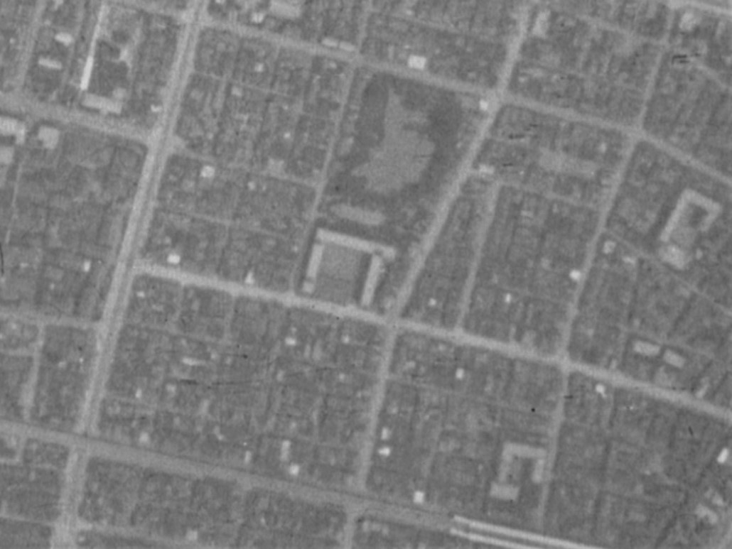 昭和17年撮影柳北小学校付近空中写真（国土地理院Webサイトより、C29D‐C1-17〔部分〕）の画像。 