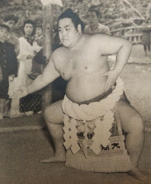東富士欽一（『アサヒグラフ』1948年11月17日号（Wikipediaより20210804ダウンロード））の画像。