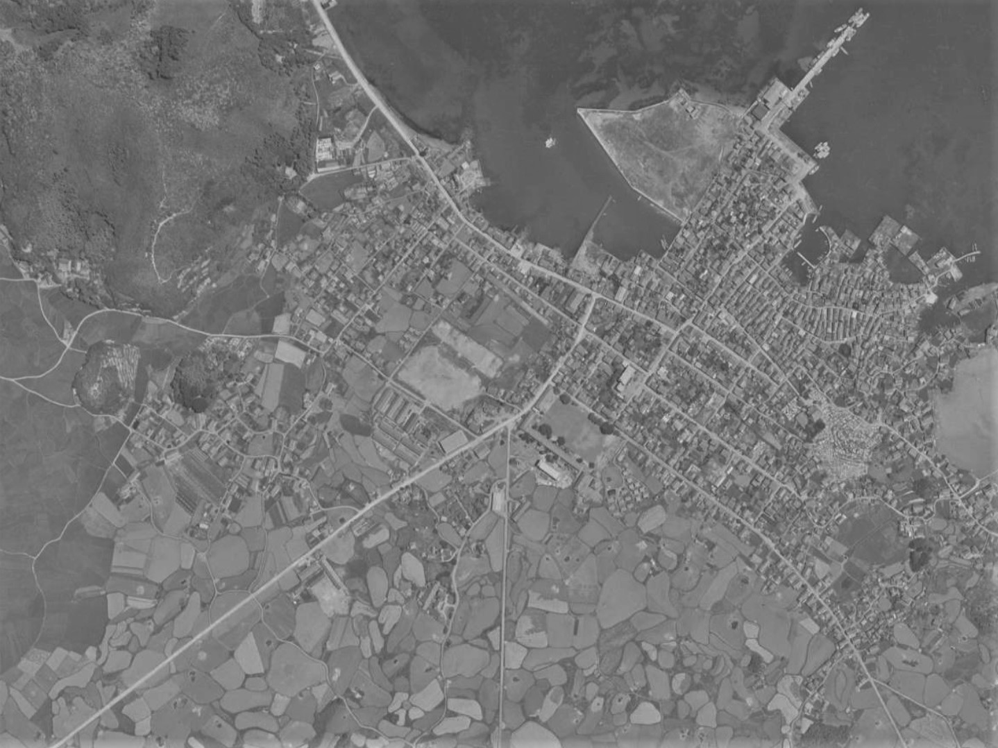 富江陣屋跡と城下町、昭和40年撮影空中写真（国土地理院Webサイトより、MKU652X-C23-10〔部分〕）の画像。