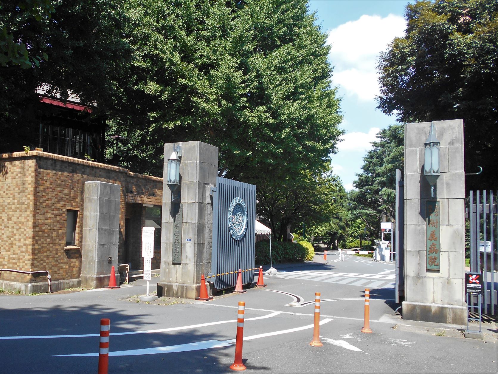 東京大学医科学研究所の門の画像。