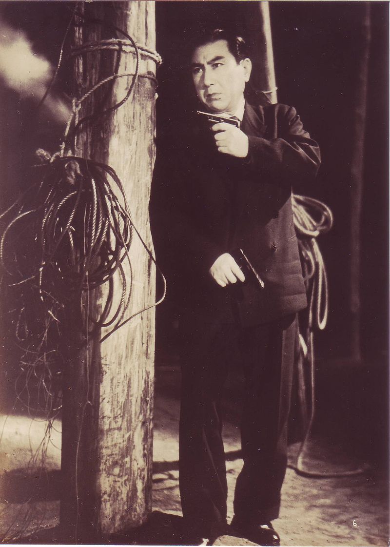 片岡千恵蔵の多羅尾伴内（東映『曲馬団の魔王』（1954年）スチル写真）Wikipediaより20210821ダウンロード）の画像。
