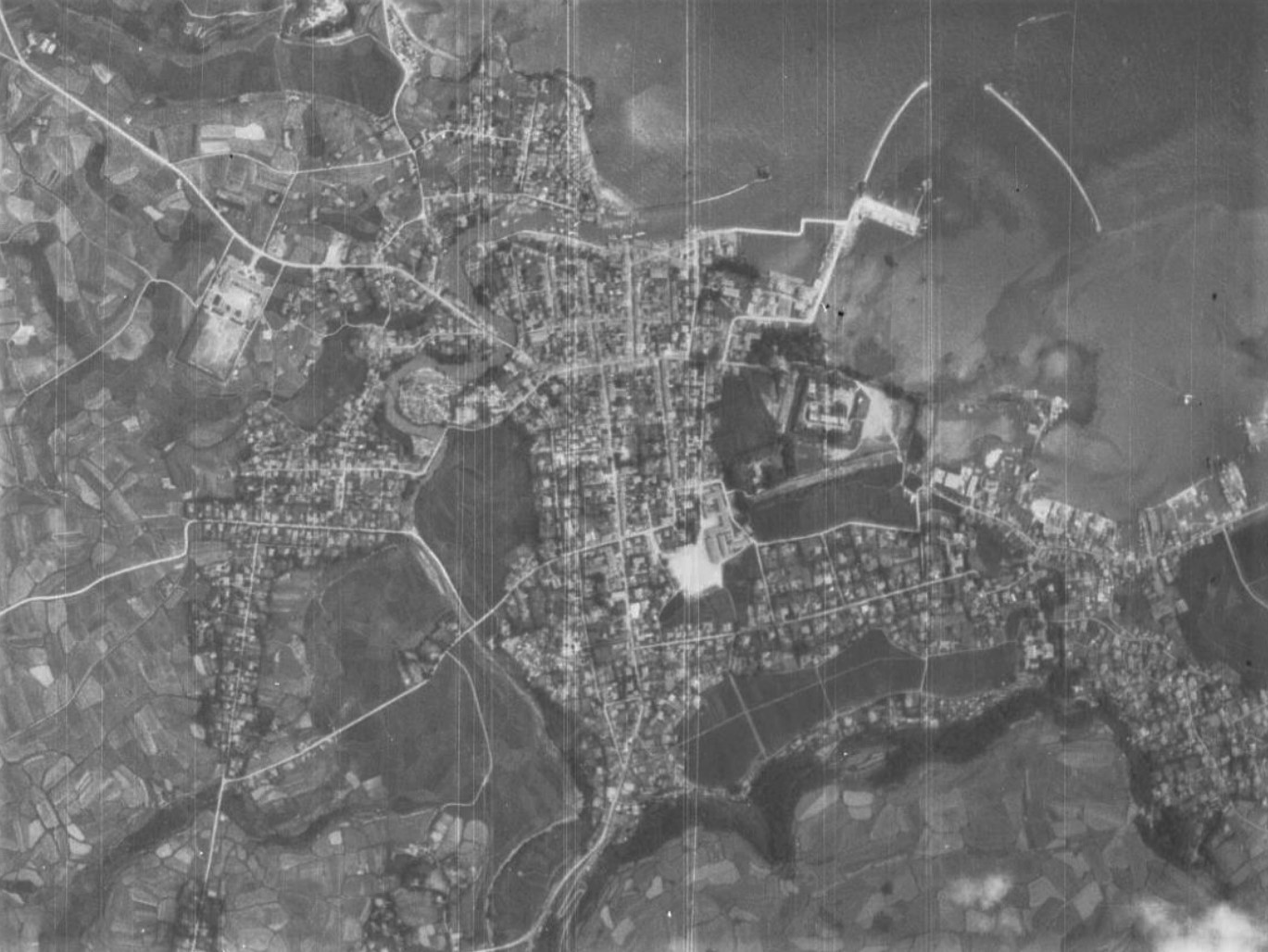 福江市街地、昭和22年撮影空中写真（国土地理院Webサイトより、USA-M415-2-83〔部分〕） の画像。