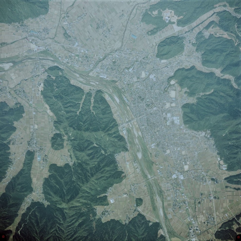 勝山盆地全景、平成11年撮影空中写真（国土地理院Webサイトより、CCB991X-C6-21） の画像。