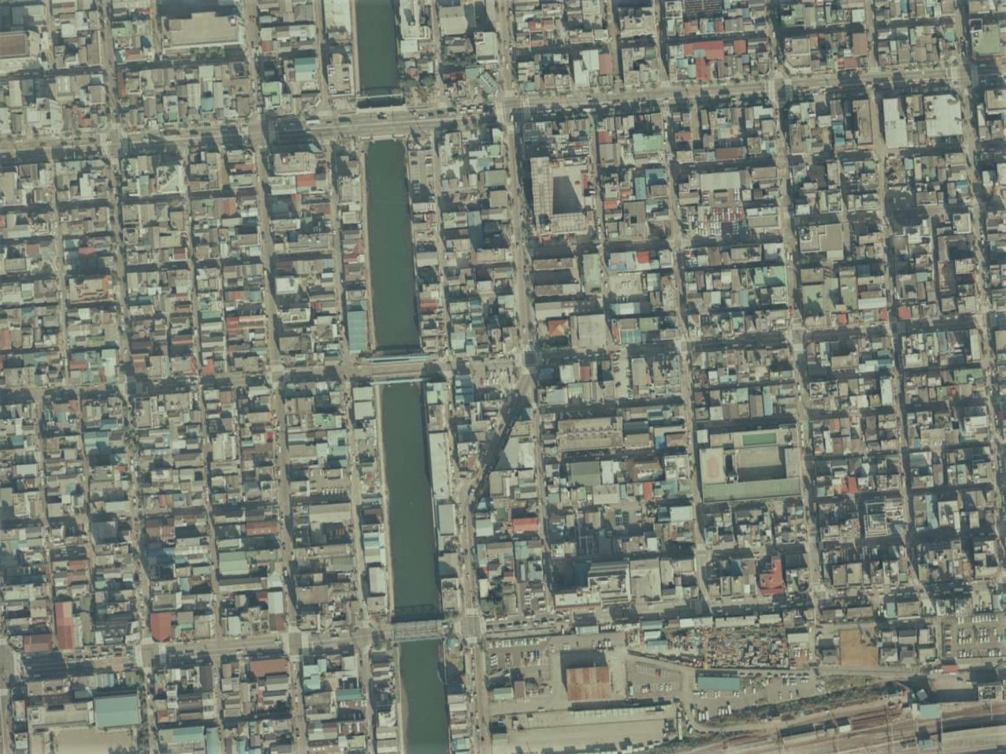 勝山藩下屋敷跡付近、昭和59年撮影空中写真（国土地理院Webサイトより、CKT843-C10-37〔部分〕） (の画像。