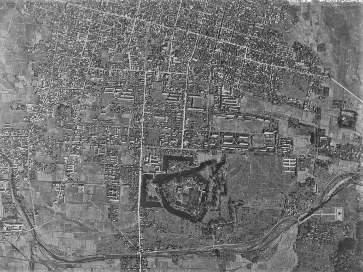 会津若松城と城下町、昭和21年撮影空中写真（国土地理院Webサイトより、USA-R298-A-6-20〔部分〕） の画像。
