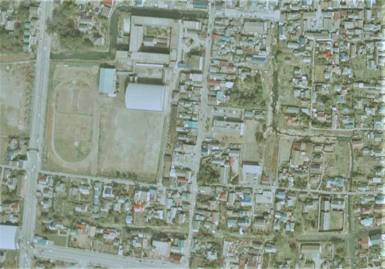 埋没しかけた堀割（本町・新町付近）、昭和50年撮影空中写真（国土地理院Webサイトより、CKU7422-C16B-16〔部分〕） の画像。