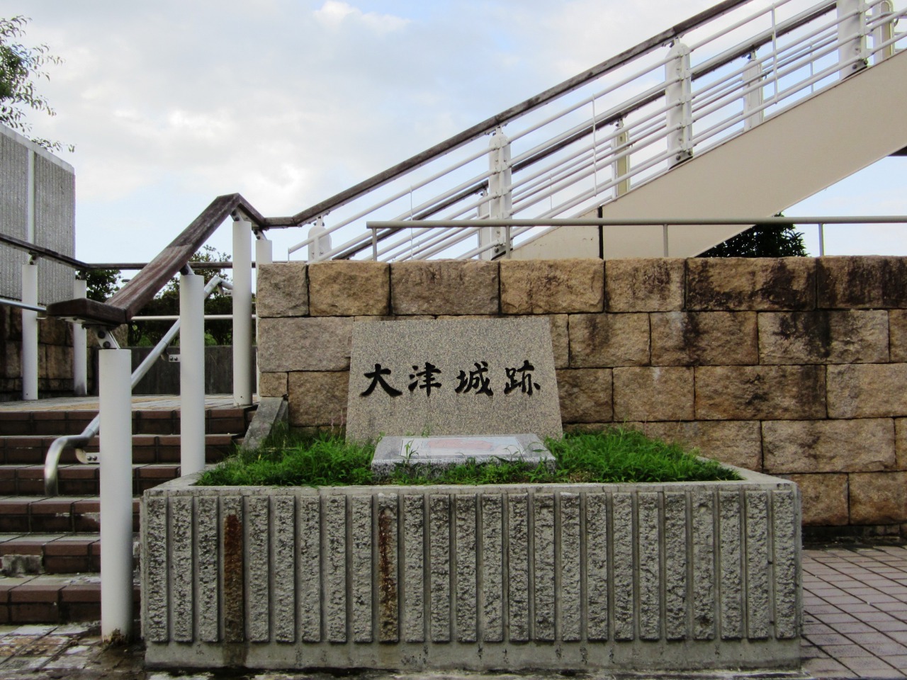 大津城跡石碑（撮影：立花左近、Wikipediaより20211207ダウンロード）の画像。
