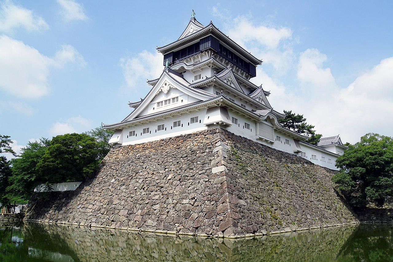 小倉城復興天守閣（663highland撮影、Wikipediaより20211212ダウンロード）の画像。