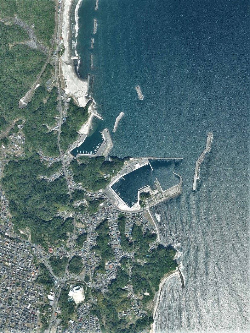 平潟港（茨城県北茨城市平潟町）付近平成31年撮影空中写真（国土地理院Webサイトより、CTO20196-C9-82〔部分〕）の画像。