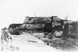 戊辰戦争直後の白河小峰城（Wikipediaより20211213ダウンロード）の画像。