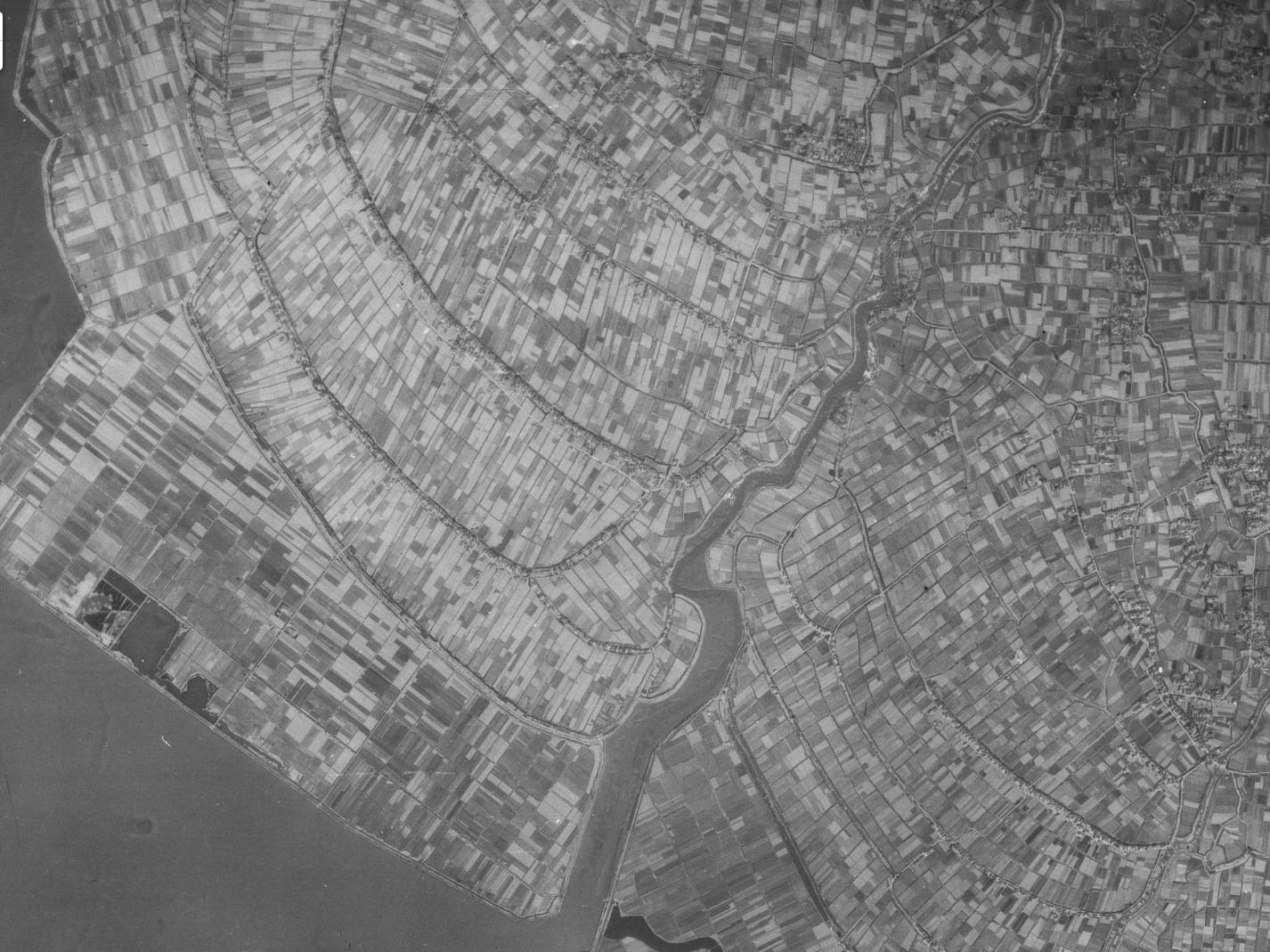 有明海干拓地（大浜町・有明町付近）、昭和22年撮影空中写真（国土地理院Webサイトより、USA-M198-2-22〔部分〕） の画像。