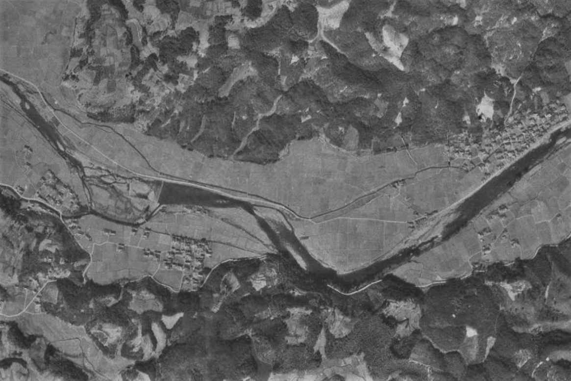 柳川藩と久留米藩の回水路（八女市立花町谷川・田形付近）昭和22年撮影空中写真（USA-M106-13〔部分〕）の画像。