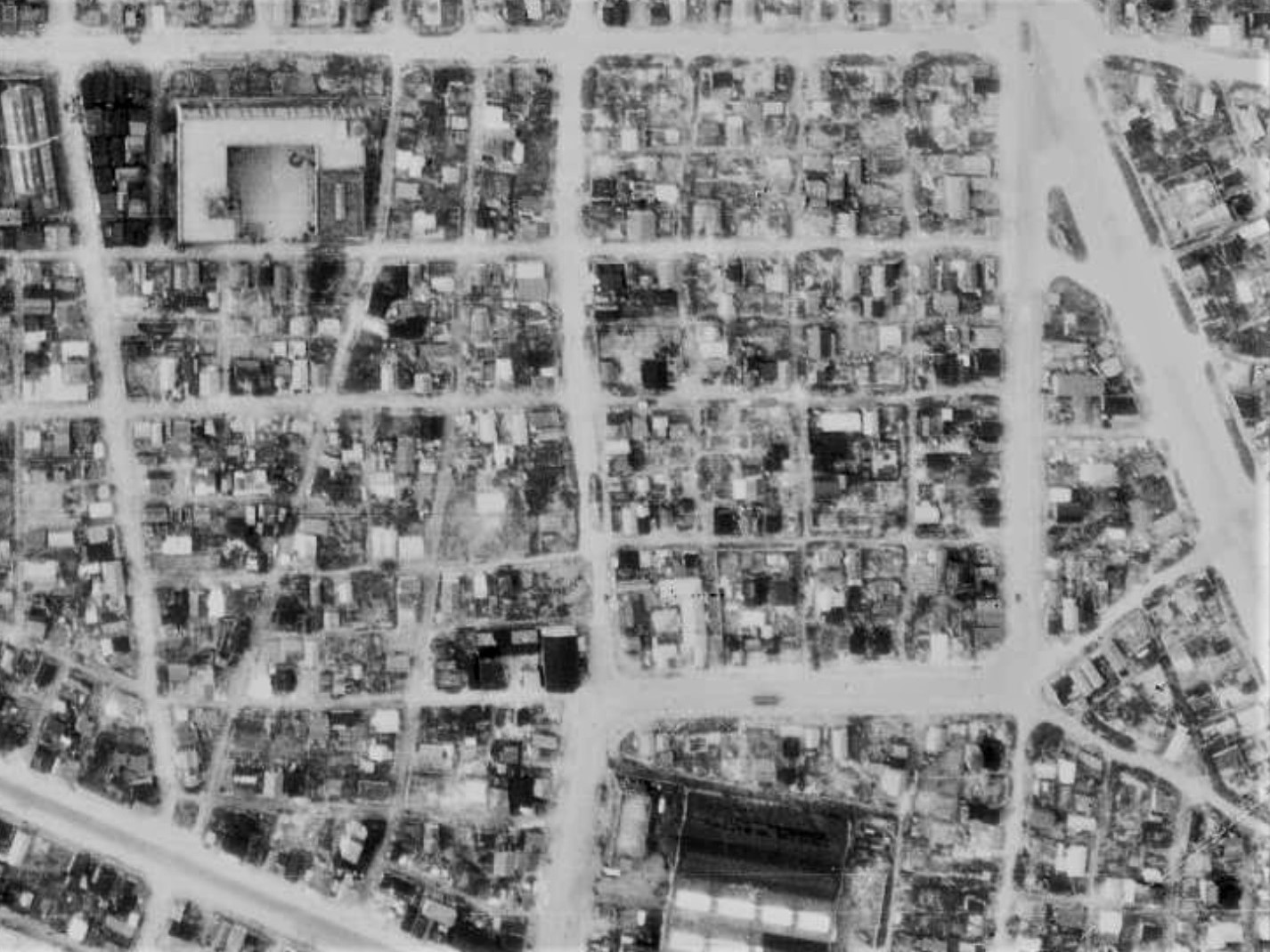 柳川藩下屋敷付近、昭和22年撮影空中写真（国土地理院Webサイトより、USA-M372-46〔部分〕） の画像。