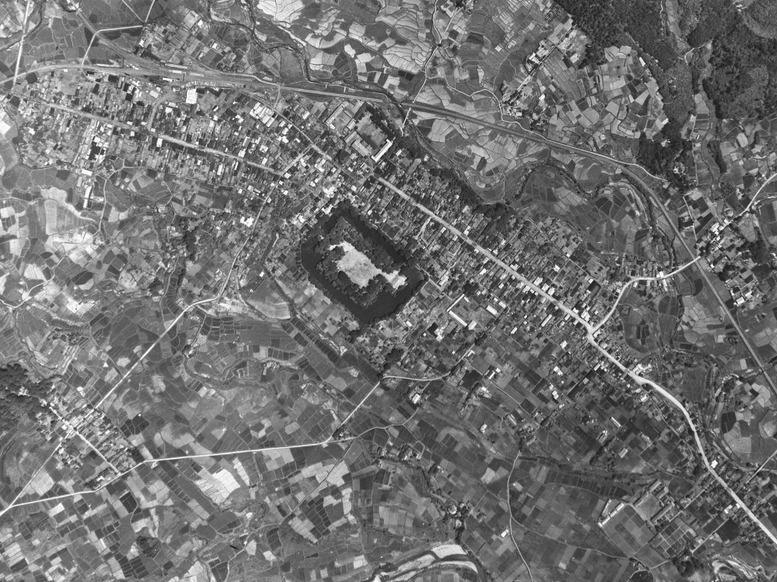 棚倉城址と城下町、昭和21年撮影空中写真（国土地理院Webサイトより、USA-R1450-49〔部分〕） の画像。