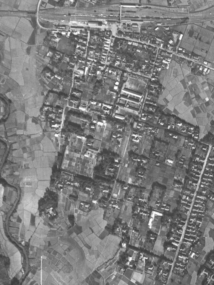 泉陣屋跡、昭和21年撮影空中写真（国土地理院Webサイトより、USA-M283-A-10-10〔部分〕） の画像。