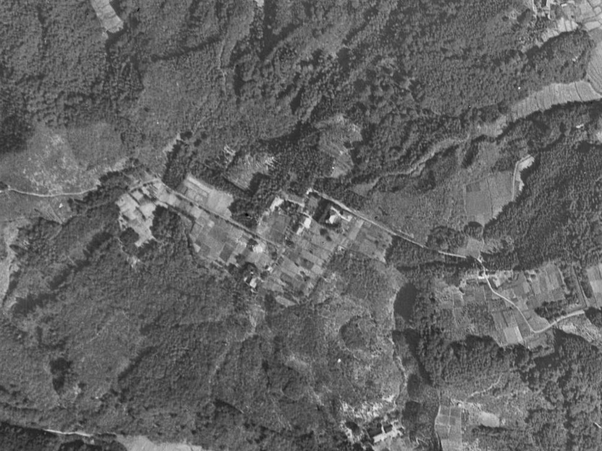 湯長谷陣屋跡、昭和21年撮影空中写真（国土地理院Webサイトより、USA-M283-A-10-14〔部分〕） の画像。