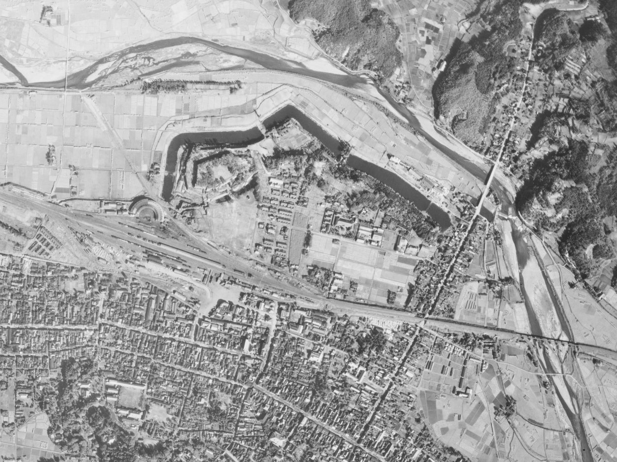 白河小峰城跡、昭和22年撮影空中写真（国土地理院Webサイトより、USA-R421-40〔部分〕） の画像。