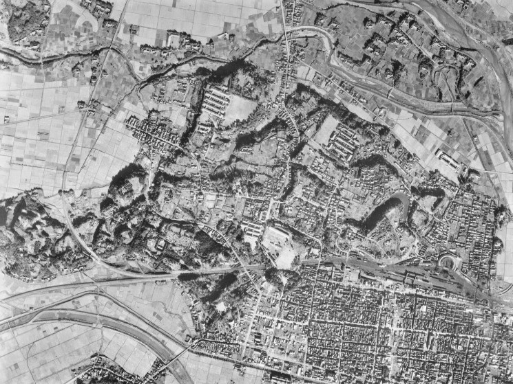 磐城平城跡、昭和22年撮影空中写真（国土地理院Webサイトより、USA-R421-37〔部分〕） の画像。