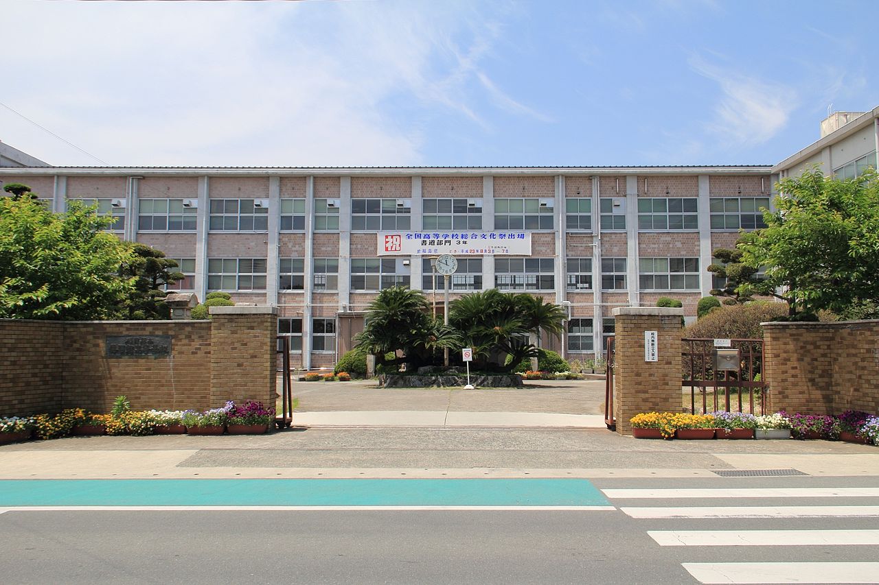 福岡県立伝習館高等学校（正門より撮影）（Wikipediaより20211210ダウンロード）の画像。