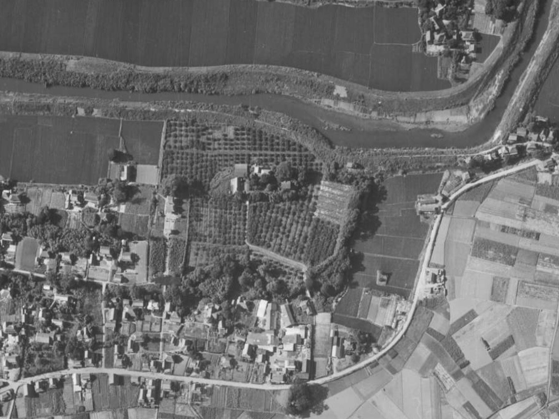 立花家農事試験場、昭和37年撮影空中写真（国土地理院Webサイトより、MKJ621-C13-15〔部分〕） の画像。
