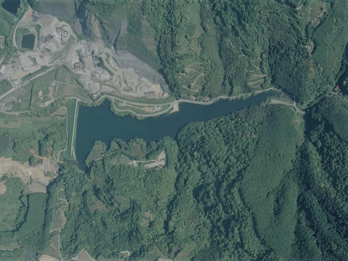蓮池山ため池、平成22年撮影空中写真（国土地理院Webサイトより、CKU20101-C47-1〔部分〕）の画像。