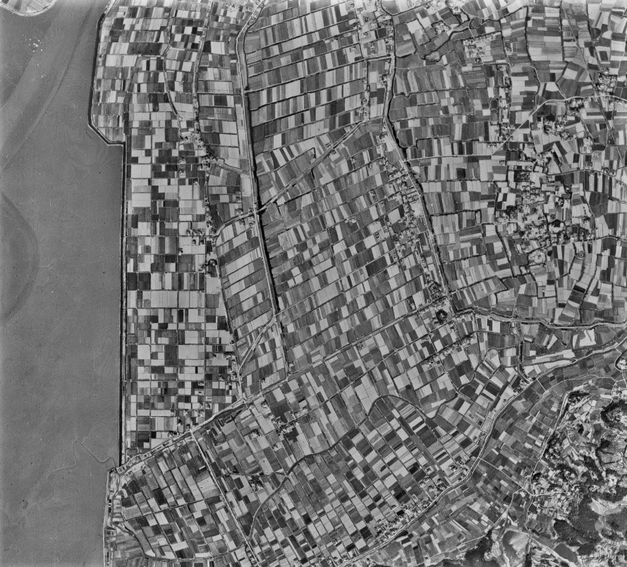 黒崎開、昭和23年撮影空中写真（国土地理院Webサイトより、USA-R244-123〔部分〕） の画像。