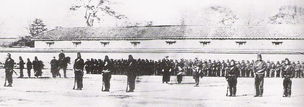 大坂城内におけるフランス式日本軍歩兵部隊の訓練風景（Wikipediaより20220216ダウンロード）