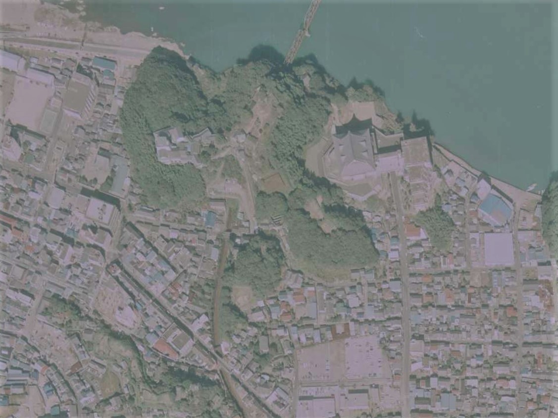 新宮城址、昭和51年撮影空中写真（国土地理院Webサイトより、CKK767-C36-14〔部分〕）の画像。