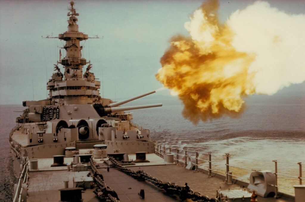 朝鮮戦争で艦砲射撃を行う戦艦アイオワ（80-G-K-13195）の画像。