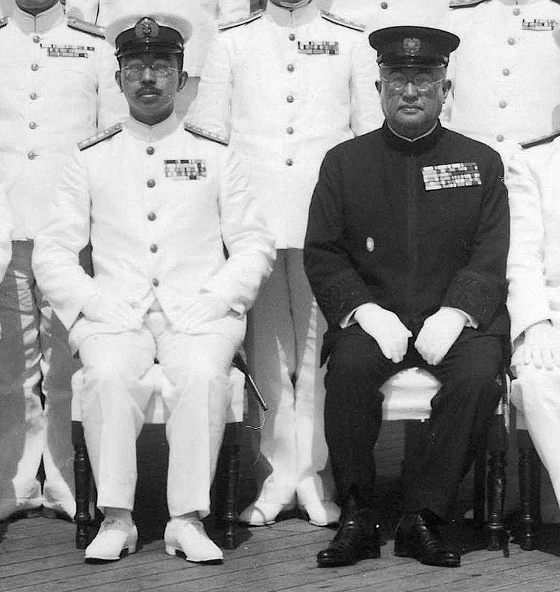 松平恒雄（昭和天皇に供奉する松平宮相（右） 戦艦武蔵艦上にて、1943年（昭和18年）6月24日。Wikipediaより20220223ダウンロード）の画像。